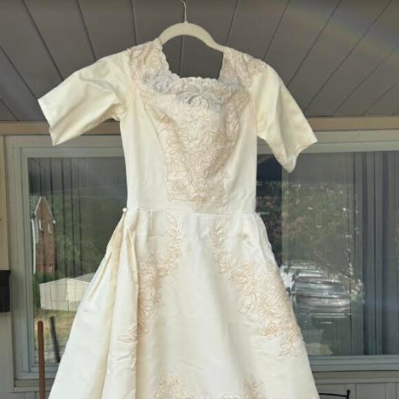 Vintage 1960's Wedding Gown - Picture 2 of 16